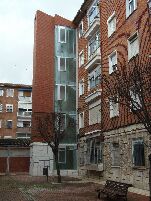 Edificio del Cuatro de Marzo con la torre de ascensor