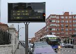 Panel con GPS en marquesina de autobús