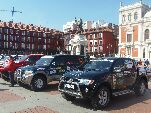 Vehículos que participarán en el Raid estacionados en la Plaza Mayor