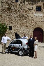 El presidente de Extremadura con los dos jóvenes vallisoletanos en Cáceres