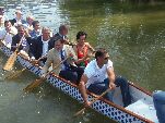 Algunos de los asistentes a la presentación suben a una canoa