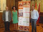 La concejala y los representantes de FOACAL y de CEARCAL junto al cartel de los cursos