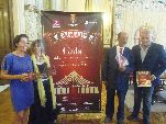 Tras la presentación posan junto al cartel de la Gala