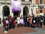 Las autoridades y mujeres que participan en la campaña posan delante de la Casa Consistorial