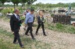 El alcalde con el director de INEA por las instalaciones