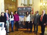 Tras la presentación, estudiantes chinos junto al alcalde y los firmantes del acuerdo