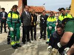 Autoridades observan cómo imparten una clase