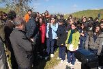 Autoridades charlan con los niños que participaron en la plantación de árboles