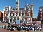 Estudiantes participando en una actividad en la Plaza Mayor