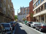 Vista de la calle reformada, al fondo el edificio del Archivo Municipal