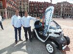 Los geógrafos vallisoletanos con el Renault Twizy