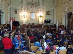 Representantes de la Corporación y los estudiantes durante el acto conmemorativo