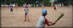 Jóvenes practicando deporte en un campamento de verano