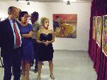 El alcalde, junto a la pintura y otros asistentes, recorren la exposición