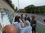 El alcalde y la concejala conversan con las personas que participan en pintar el mural