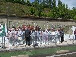 Las personas que participan en pintar el mural junto con las autoridades