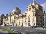 Vista de la fachada principal de la Academia de Caballería