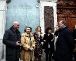 Autoridades y familiares conversan tras descubrir la placa en homenaje a D. Miguel Delibes