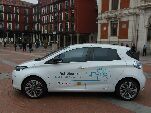 Un vehículo eléctrico, cedido al Consistorio, en la Plaza Mayor