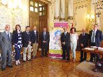 Organizadores y representantes de las entidades colaboradoras junto con el alcalde