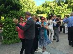 Autoridades y asistentes bailando en la Pérgola del Campo Grande