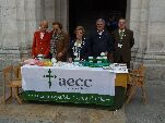 El concejal Manuel Sánchez con voluntarios de la AECC en la mesa instala en la Plaza Mayor