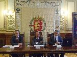 El alcalde comenta las clásulas presentadas, junto con el vicesecretario y el gerente del Foro de la Contratación