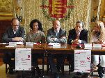 Representantes de las entidades organizadores junto en el alcalde y la concejala de Comercio