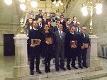 Los galardonados y la autoridades en la escalinata del Ayuntamiento