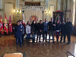 Los gestores culturales, con el consejero de Presidencia, en el Salón de Recepciones