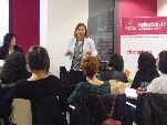 Una de las técnicos comenta la Lanzadera de Empleo para Mujeres