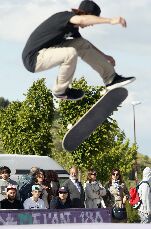 El alcalde y los concejales observan las evoluciones de un joven practicando el skate