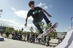 Un joven practica skate en la nueva pista frente al Estadio