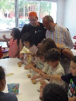 El alcalde rodeado de niños en un taller de cocina