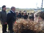 Javier León y el concejal con el grupo de alumnos que han participado en la plantación