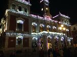 Vista de la Casa Consistorial con la decoración navideña