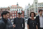 El alcalde y la concejala Cantalapiedra junto a Mikel Erentxun y Sharon Bate, del grupo local que abrirá el concierto