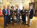Los participantes en la presentación comentan la nueva publicación