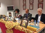 El alcalde y Miguel Ángel Soria comenta la exposicón en compañía de la edil de Turismo