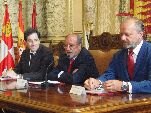 El alcalde comenta la campaña en presencia del representante de Ecoembes y el edil de Desarrollo Sostenible
