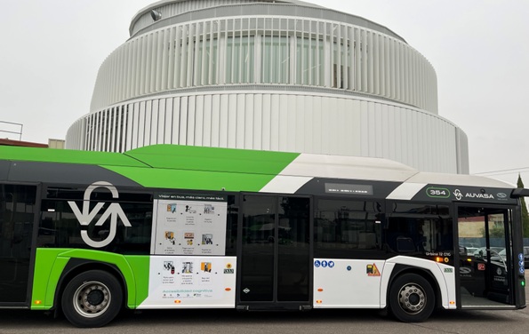 AUVASA autobús y edificio Polígono 001