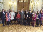 Javier León junto a algunas de las mujeres que participan en la campaña