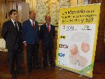 Los participantes en la presentación con el cartel de la campaña