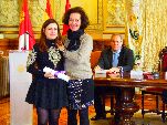La concejala de Cultura con la diseñadora Esther Noriega
