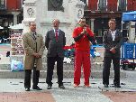 El alcalde, junto al concejal y el gerente de la FMD, escuchan la presentación de las actividades