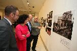 El alcalde y la concejala visitan la muestra junto al director de la Agencia y el autor de las instantáneas
