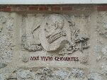 Relieve en la Casa de Cervantes dedicado al escritor alcalaino