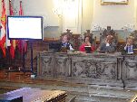 La presidencia del Pleno observa el resultado en la pantalla