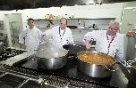 Unos cocineros vallisoletanos elaboran unos platos