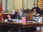 Javier León muestra la credencial